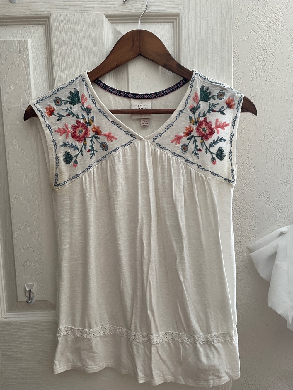 Knox Rose Embroidered White Women’s Sleeveless Top